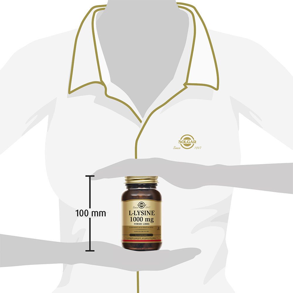 Person hält Flasche. 100 mm Messung. Flasche mit Produktetikett.