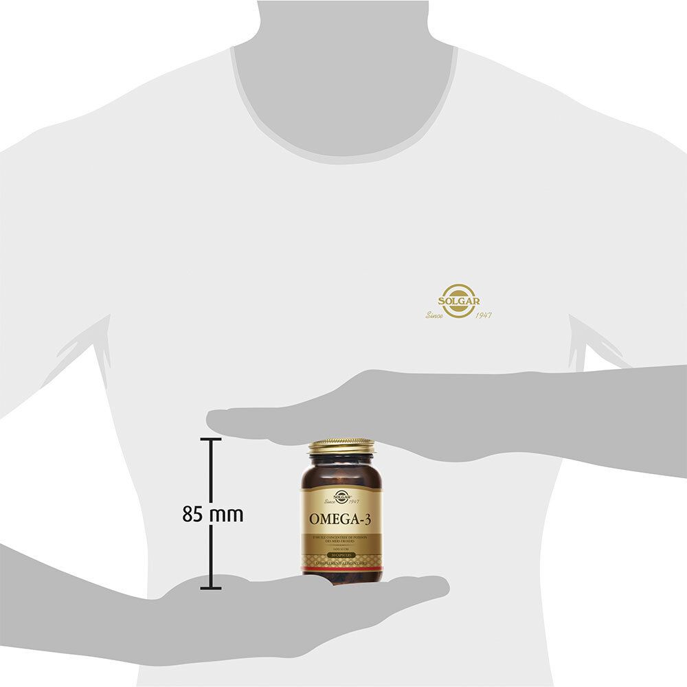 Flacon tenu dans les mains. 85 mm de haut. Étiquette Omega-3. Bouchon doré.