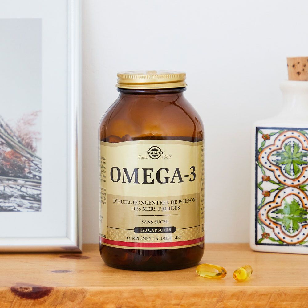 Braune Flasche mit goldfarbenem Deckel. Auf einem Regal platziert, neben Dekoration.