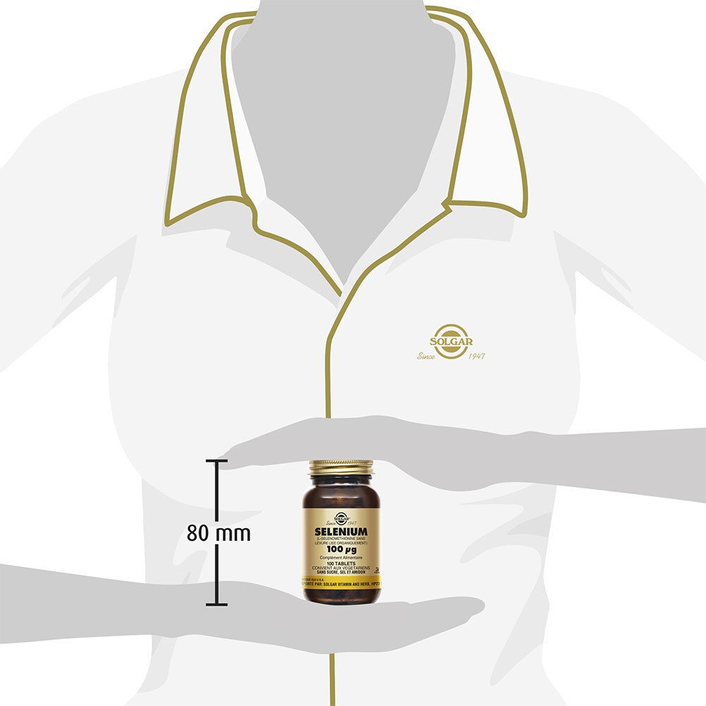 Person hält Flasche. 80 mm Messung. Flasche mit Produktinformationen.