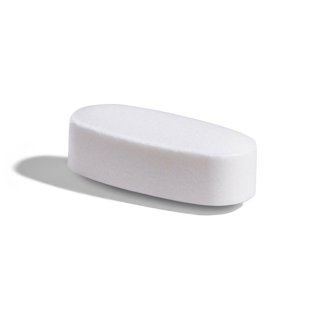 Weiße, ovale Tablette. Einzelaufnahme. Glatte Oberfläche, abgerundete Enden. Auf weißem Hintergrund.