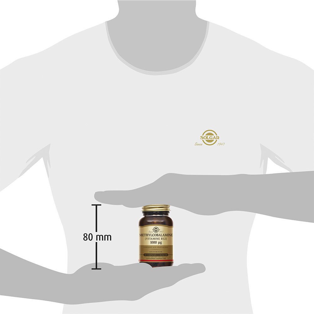 Personne tenant un flacon. Mesure de 80 mm à côté du flacon.