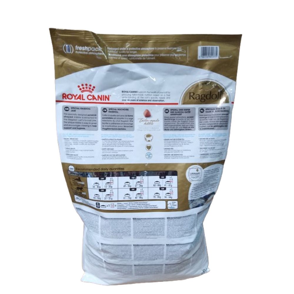 Rückseite eines 10 kg Beutels Royal Canin Ragdoll Adult Trockenfutter mit Fütterungsempfehlungen.
