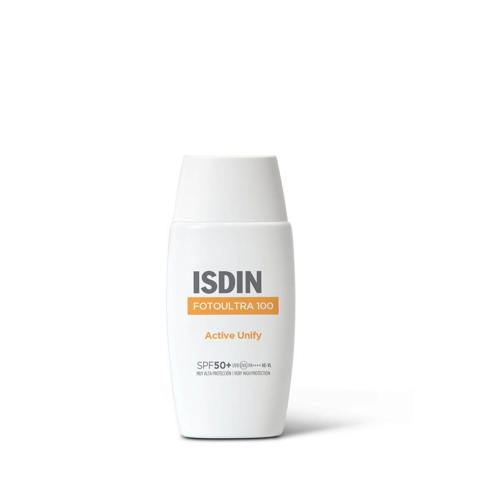 Femme tenant un flacon blanc. ISDIN FOTOULTRA 100 Active Unify SPF50+ est écrit dessus.