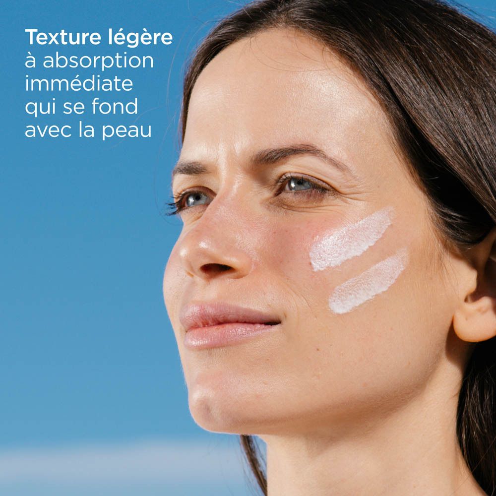 Femme avec crème sur le visage. Texte: Texture légère à absorption immédiate qui se fond avec la peau.