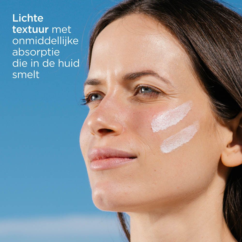 Frau mit Creme auf dem Gesicht. Text: Lichte textuur met onmiddellijke absorptie die in de huid smelt.