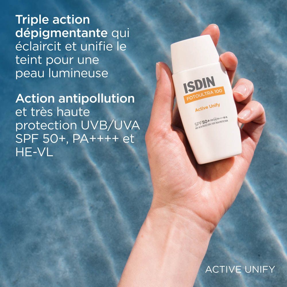 Main tenant un flacon blanc. Texte: Triple action dépigmentante, anti-pollution, UVB/UVA SPF 50+.