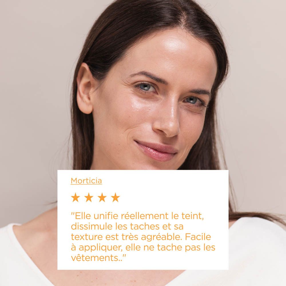 Femme avec crème sur le visage. Texte: Appliquer sur peau sèche une demi-heure avant l'exposition au soleil.