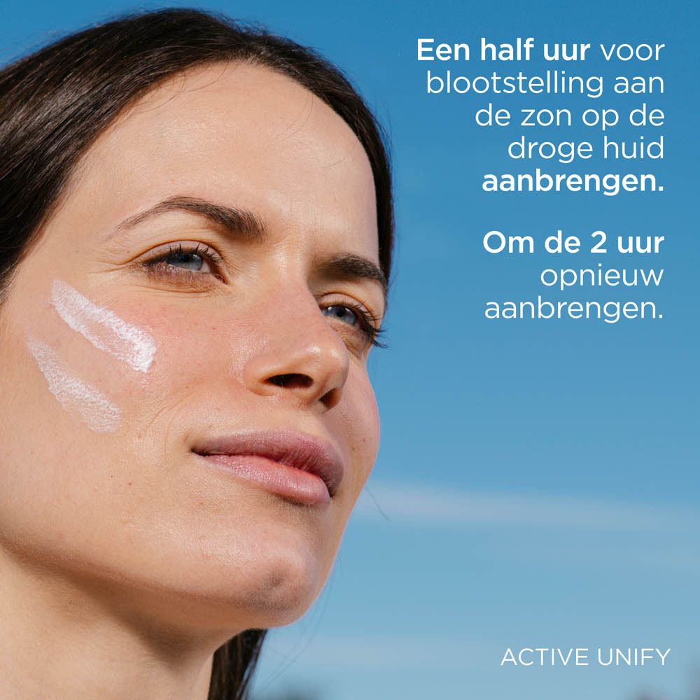Frau mit Creme auf dem Gesicht. Text: Eine halbe Stunde vor der Sonnenexposition auf trockene Haut auftragen.