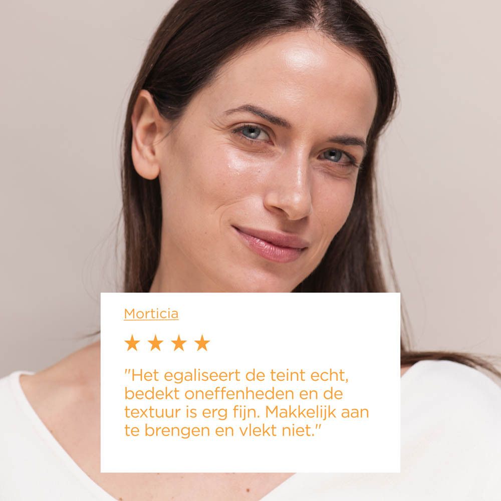 Frau lächelt. Text: Morticia, 4 Sterne. Zitat über die Textur und das Aussehen der Haut.