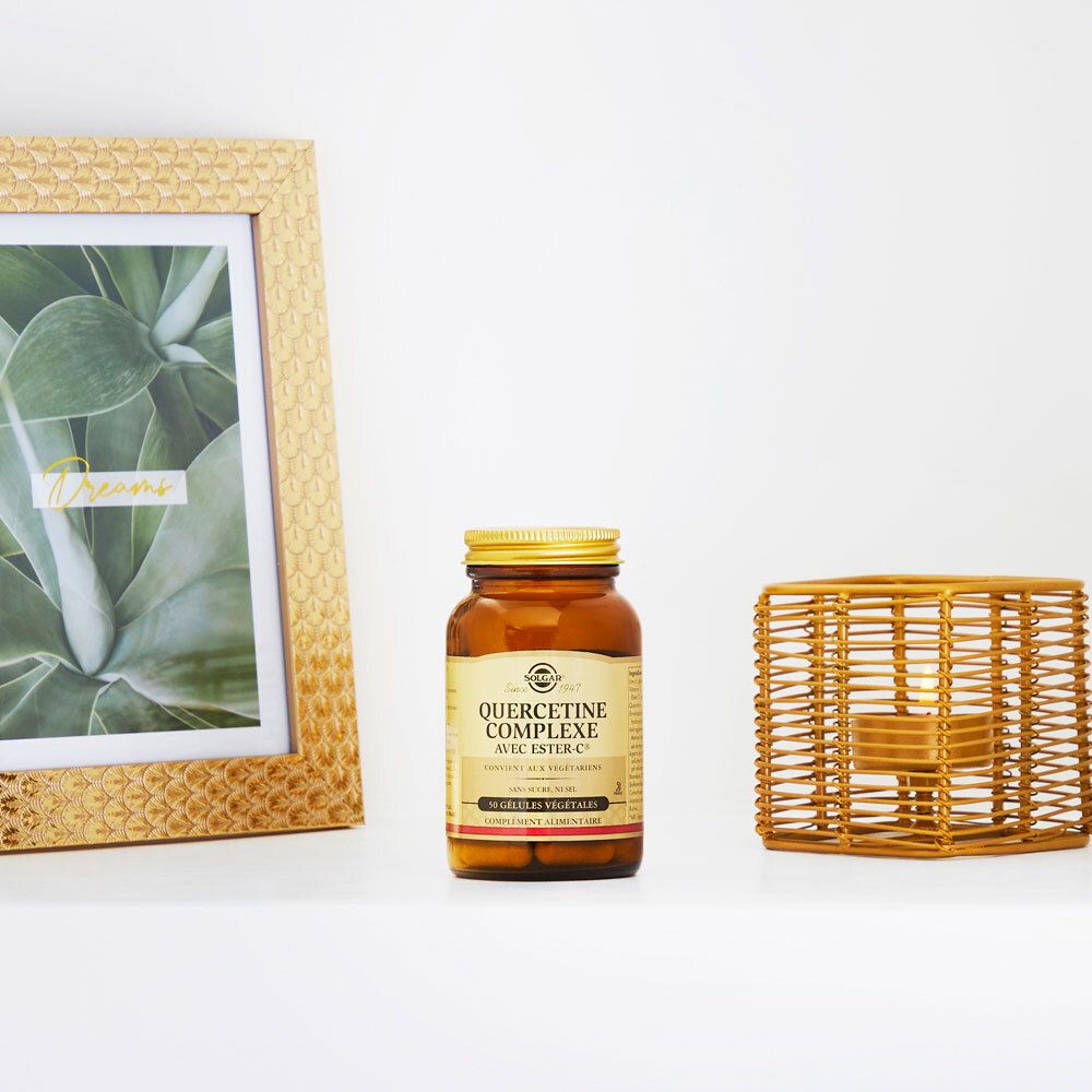 Produktflasche auf Regal. Flasche mit goldfarbenem Deckel, Etikett mit Text: Quercetin Complexe, Ester-C.