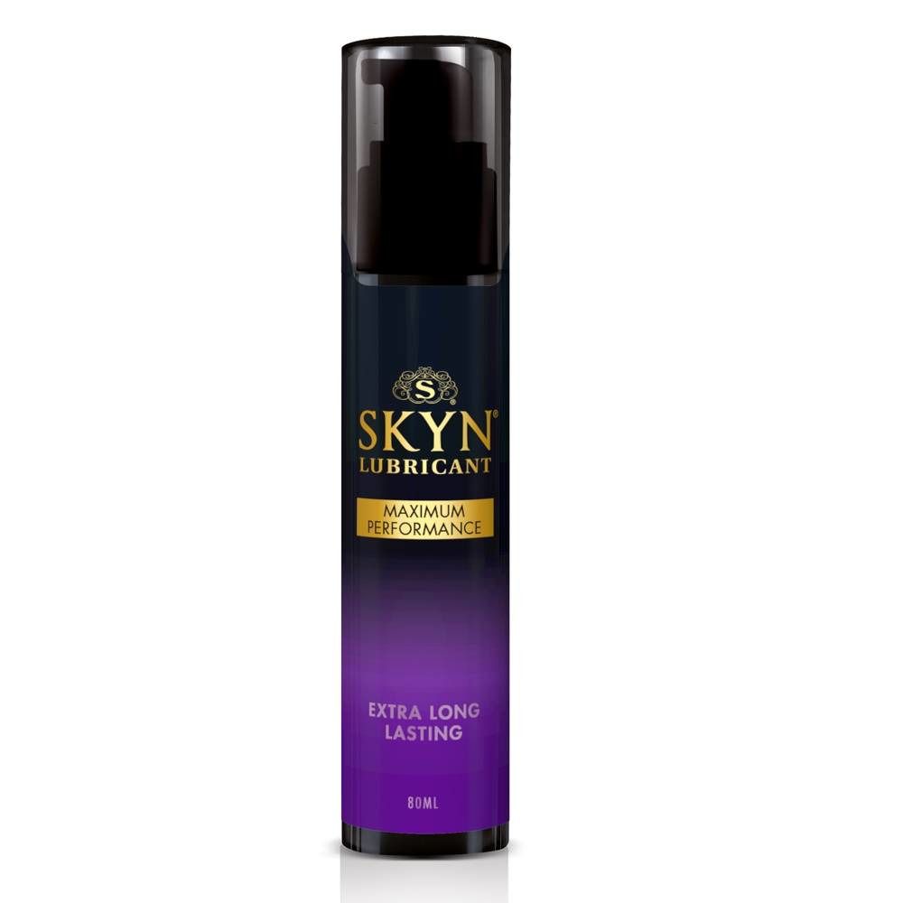 Flasche mit schwarzem Pumpkopf. Aufschrift SKYN LUBRICANT, darunter MAXIMUM PERFORMANCE und EXTRA LONG LASTING. 80ml.