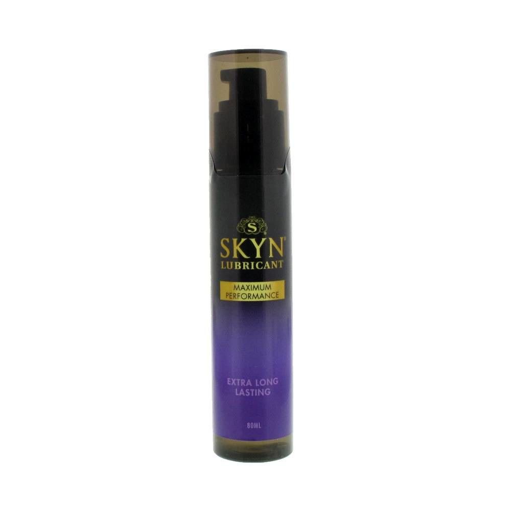 Flasche mit schwarzem Pumpkopf. Aufschrift SKYN LUBRICANT, darunter MAXIMUM PERFORMANCE und EXTRA LONG LASTING. 80ml.