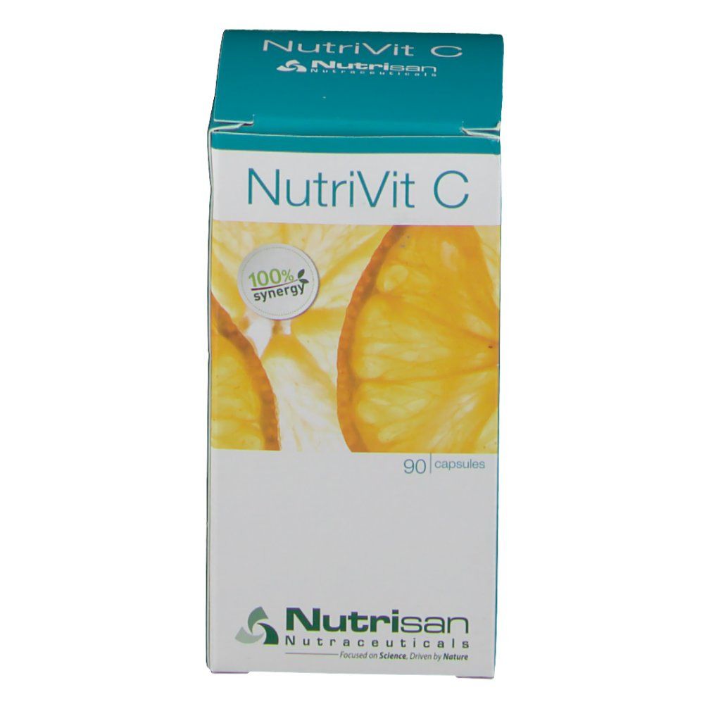 Kartonverpackung mit NutriVit C. Aufschrift NutriVit C, 90 Kapseln. Logo Nutrisan. Hintergrund: Orangenscheiben.