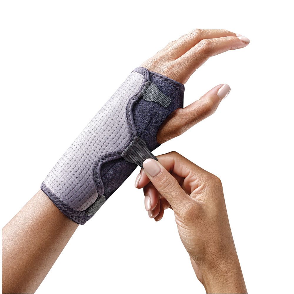 Côté de l'emballage. Attelle de poignet représentée. Textes en allemand, néerlandais, français, italien. Marquage CE.