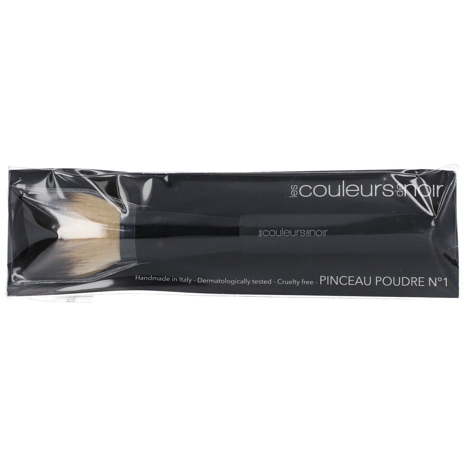 Puderpinsel in schwarzer Verpackung. Text: Les Couleurs de Noir, Pinceau Poudre N°1. Handmade in Italy, dermatologisch getestet, tierversuchsfrei.