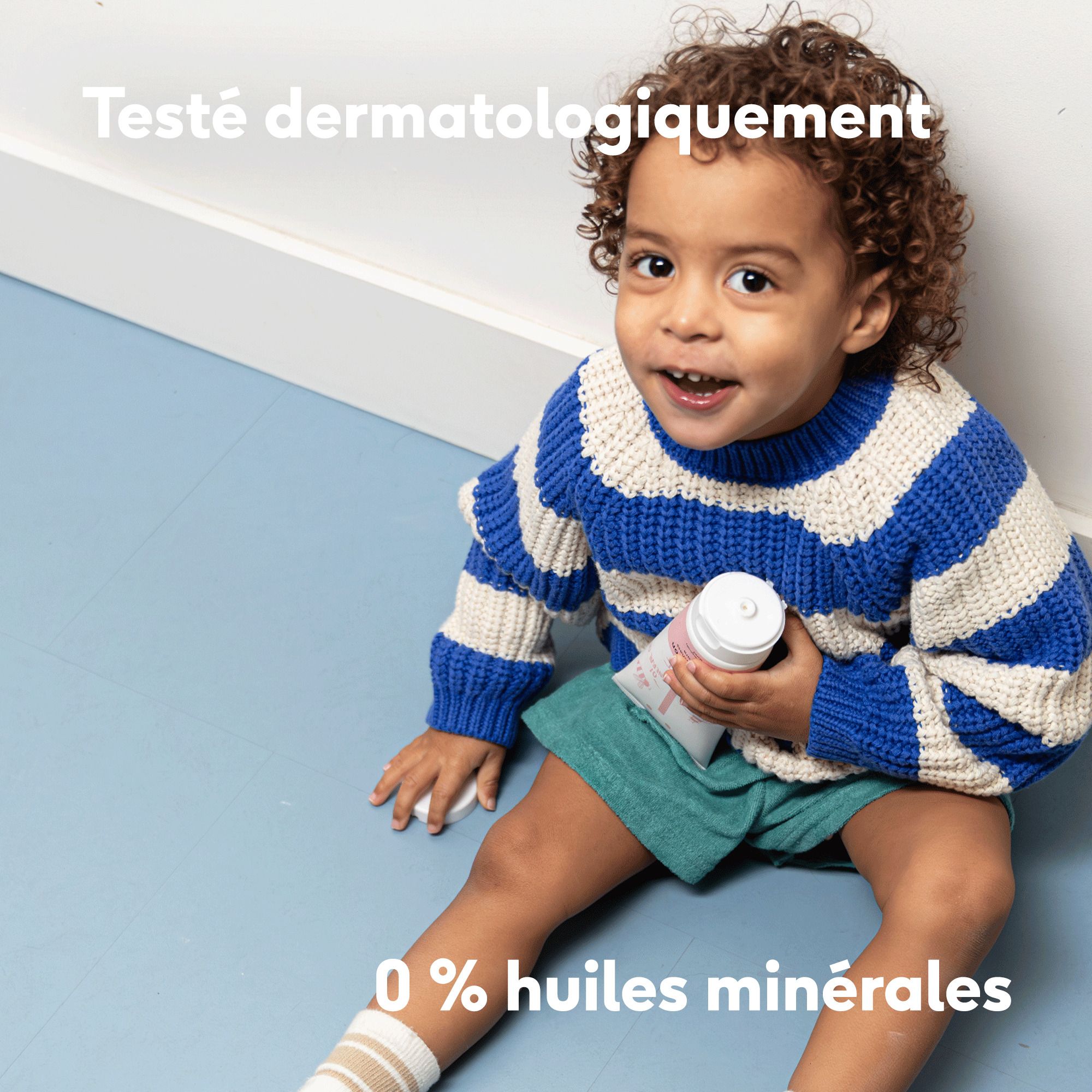 Tube de lotion pour le corps. Inscription : NAÏF, Body Lotion. 0% microplastiques. Texte : Doux pour les peaux sensibles.
