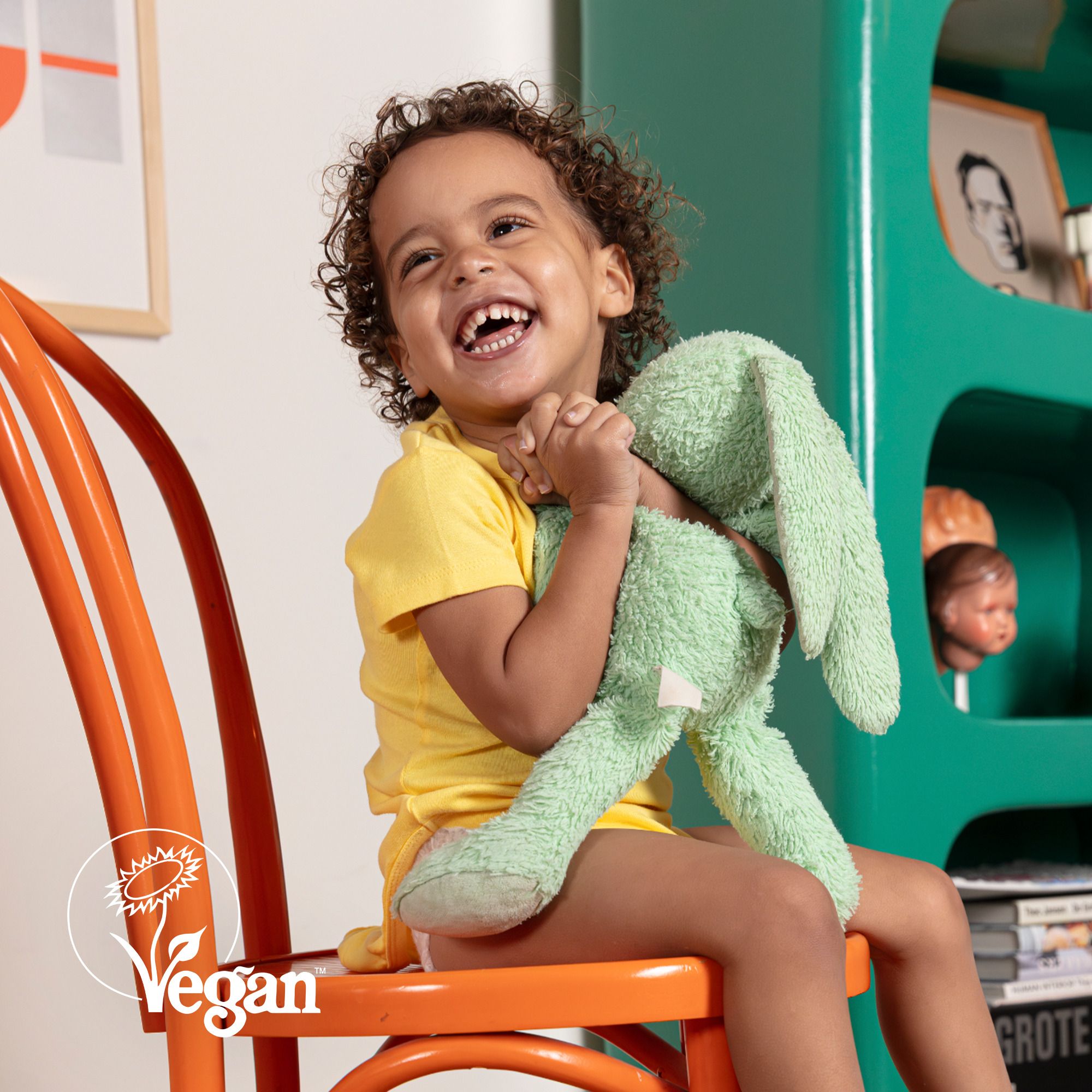 Évaluation 5 étoiles. Texte: Très bon shampooing, les cheveux deviennent doux et sentent incroyablement bon!