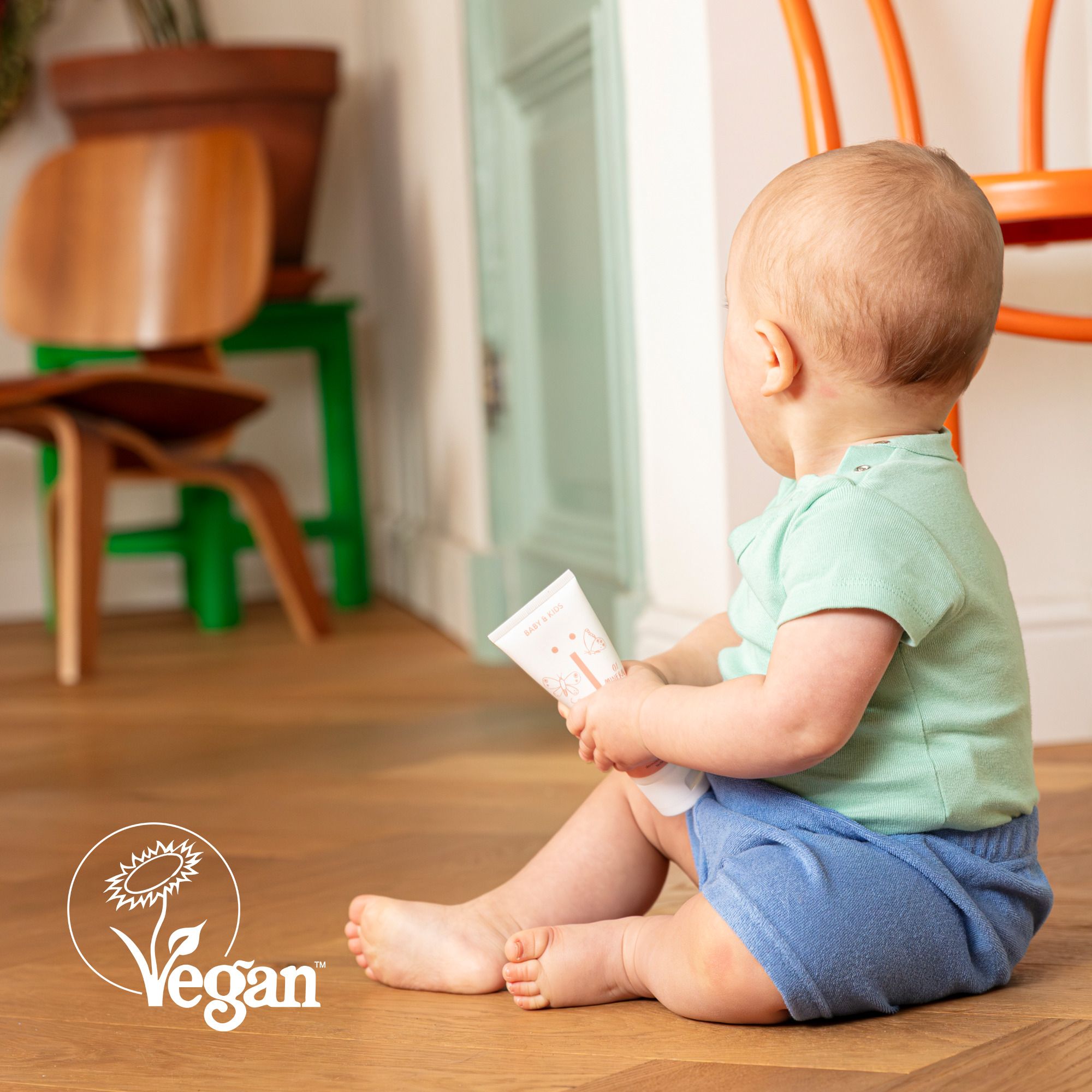 Tube blanche avec impression rose. Contient NAÏF® Baby & Kids Baby Cream. 75 ml.