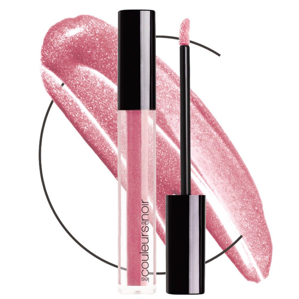 Lipgloss mit Applikator. Transparente Tube mit rosa Inhalt. Schwarzer Deckel. Rosa Farbstrich im Hintergrund.