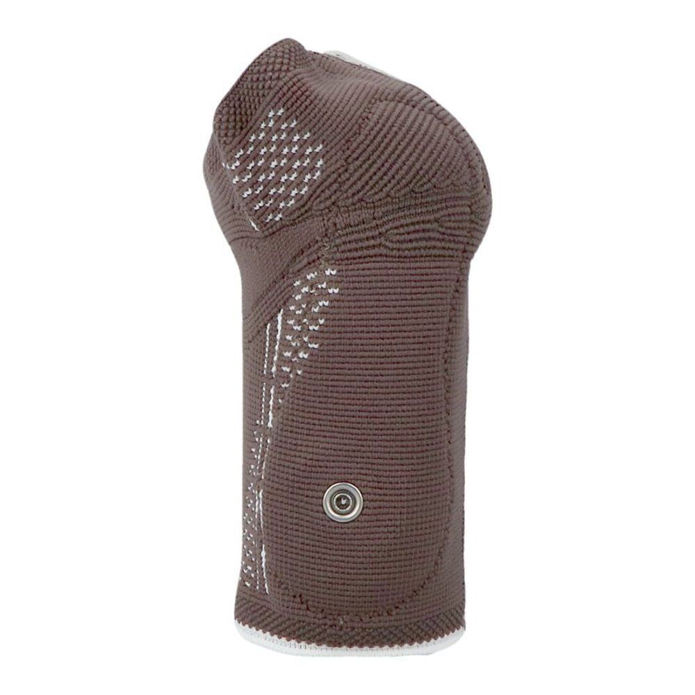 Attelle marron avec doublure blanche. Coutures visibles et bouton-pression. Tissu en maille sur le dessus.