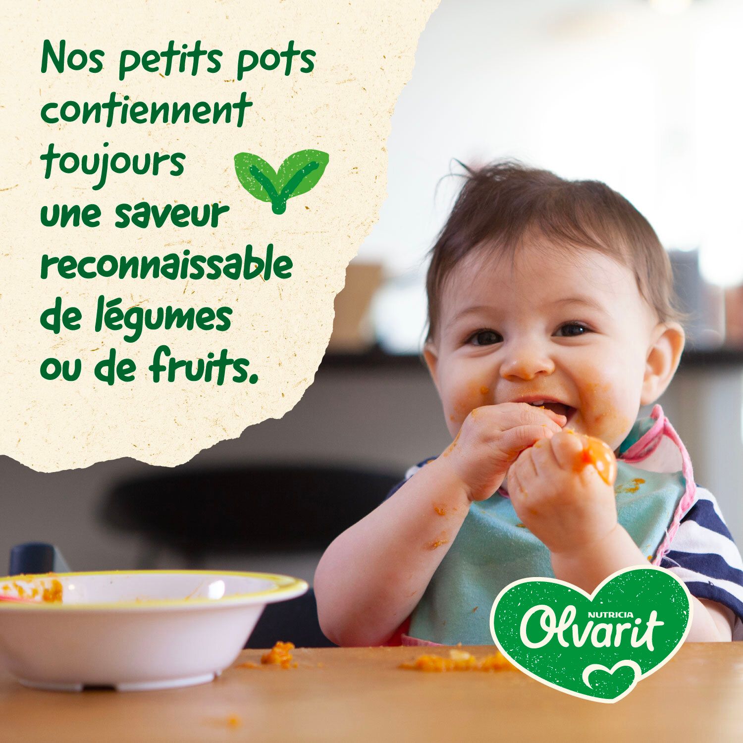Un bébé mange de la purée. Marque Olvarit. Texte : Nos petits pots contiennent toujours une saveur reconnaissable de légumes ou de fruits.