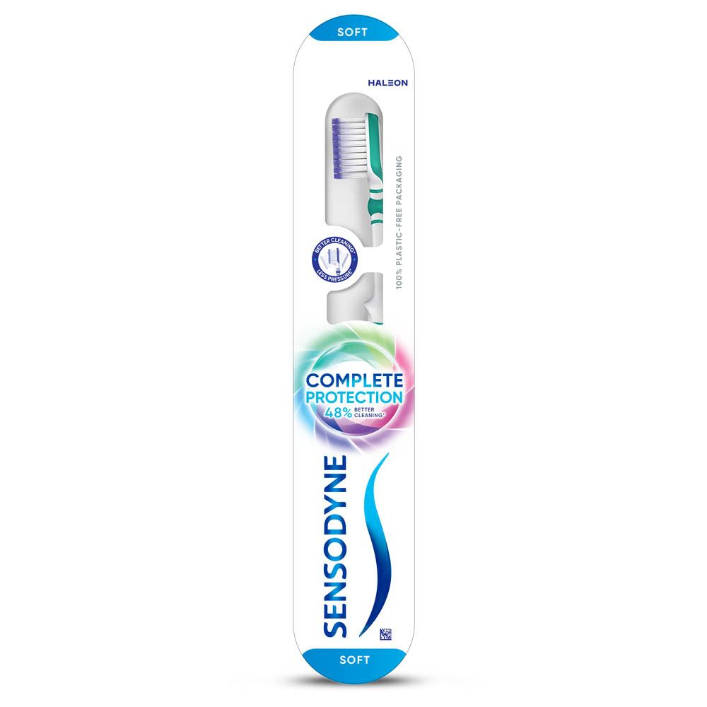Brosse à dents dans son emballage. Manche blanc, tête verte. Logo "SENSODYNE". Logo "Complete Protection". Indication "Soft".
