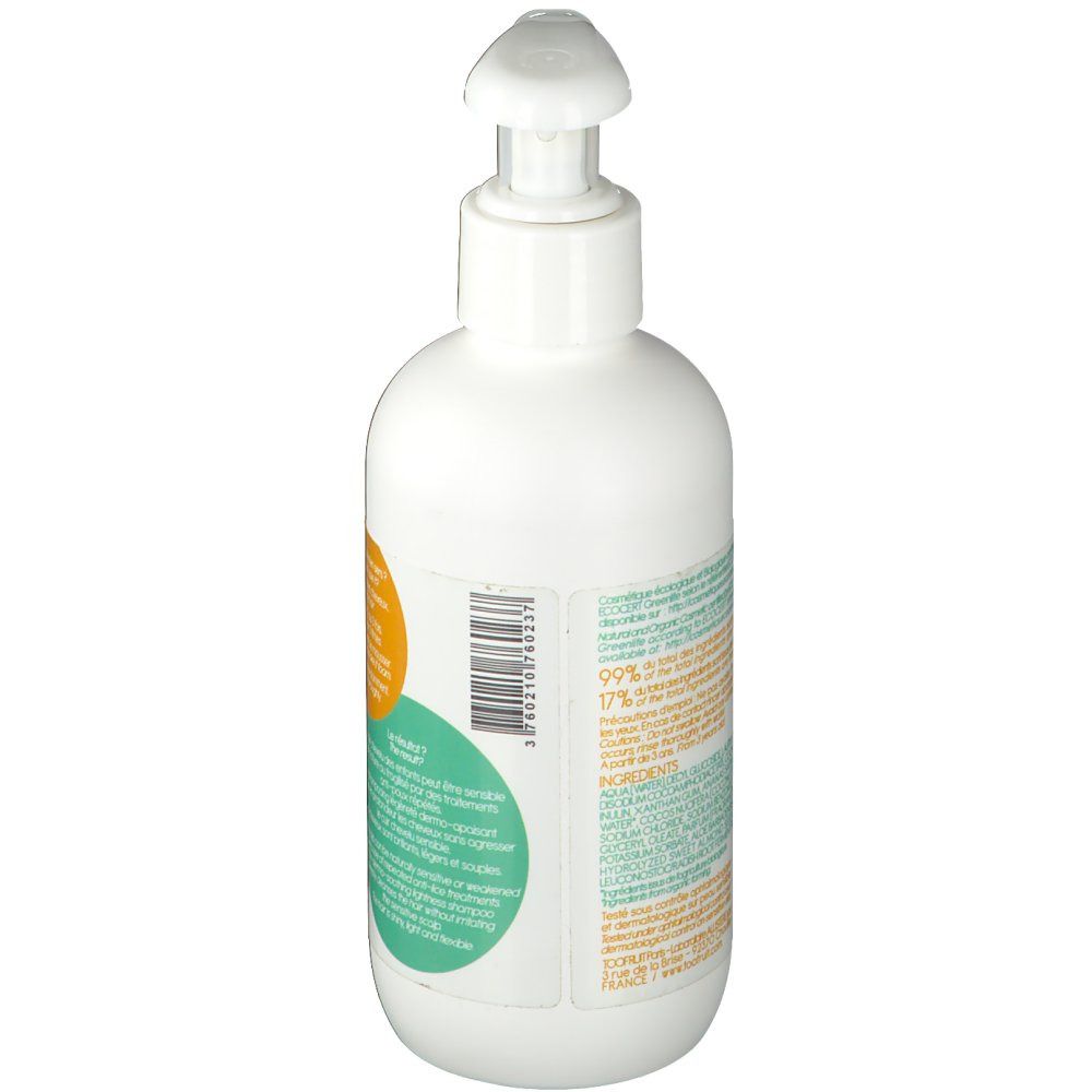 Weiße Flasche mit Pumpe. Aufkleber mit Text und Barcode. Rückansicht.