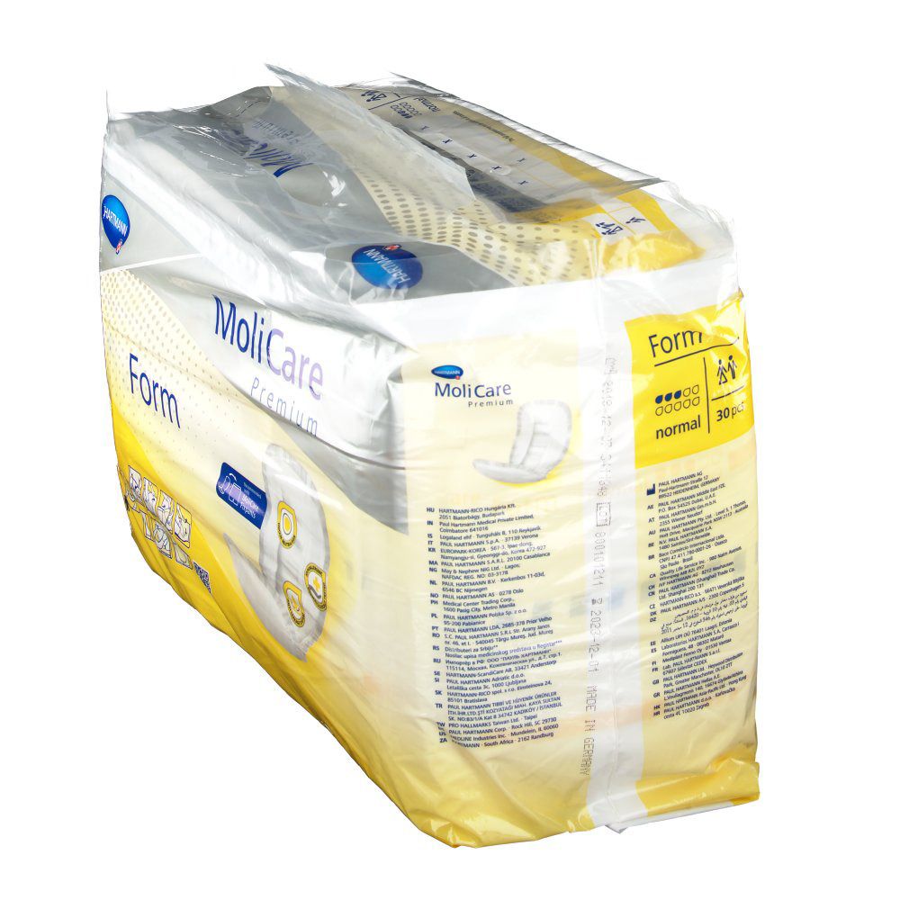 Paquet de MoliCare Premium Form normal, vue en biais. Emballage jaune et blanc avec nom du produit et logo.