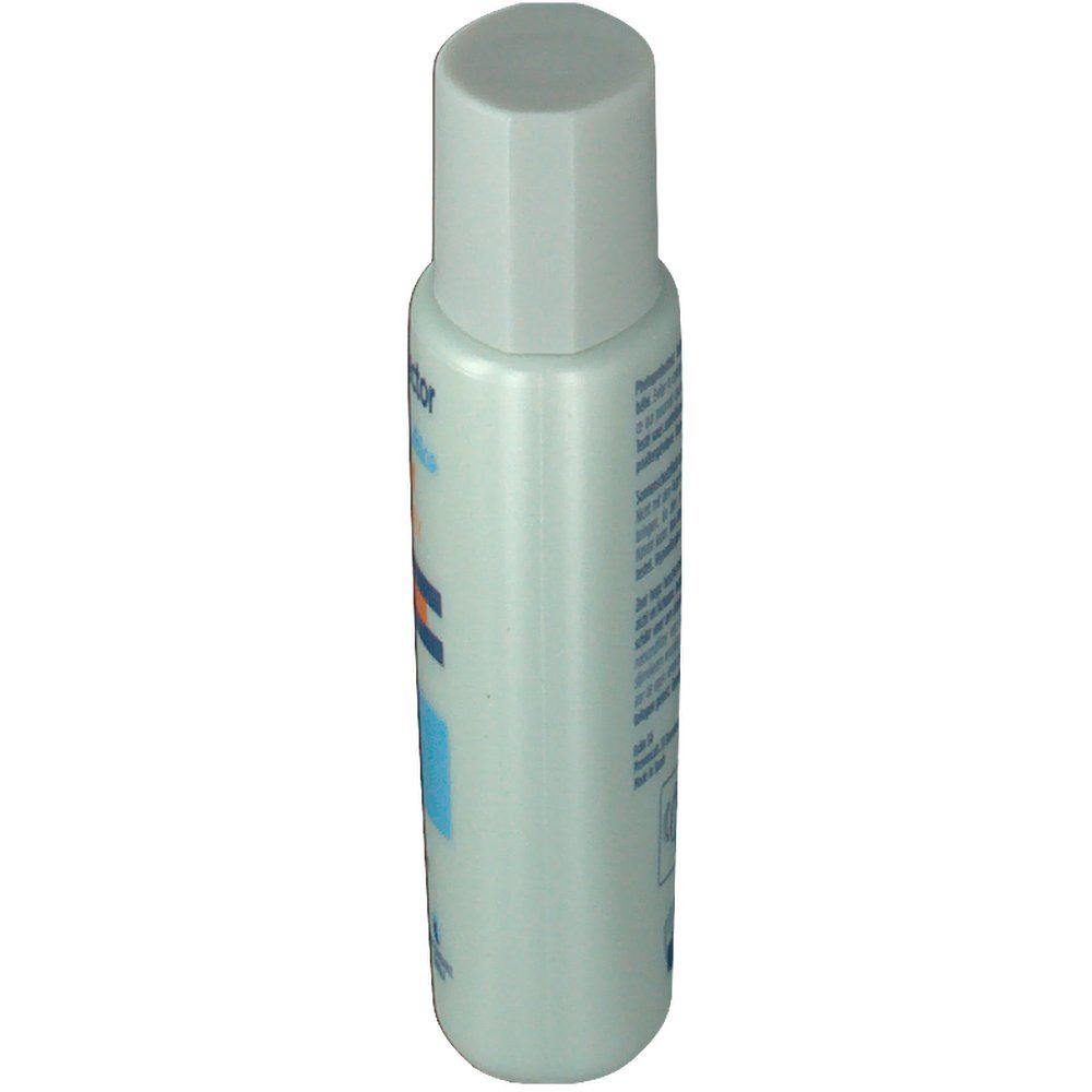 Zylindrische Flasche mit Schraubverschluss. Hellgrüne Farbe. Etikett mit Text. Produkt: ISDIN Fusion Fluid Mineral Baby SPF 50+.