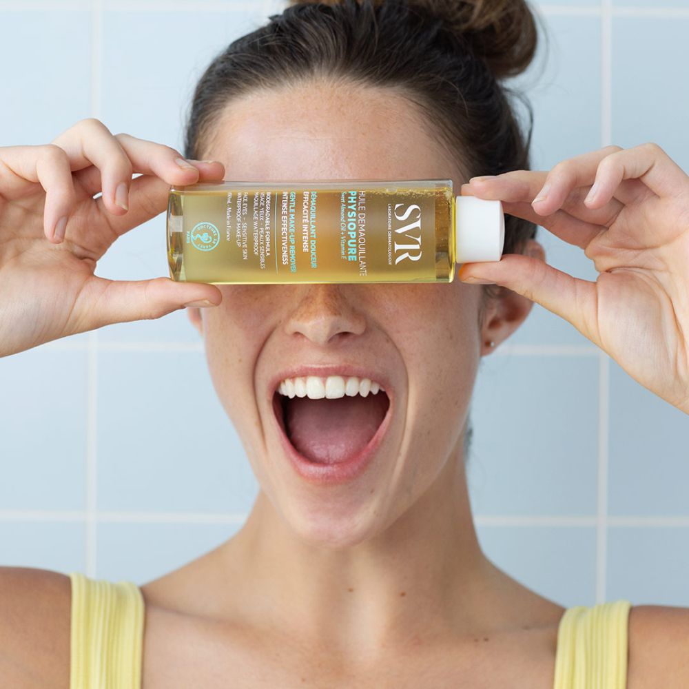Ein Klecks weißer Creme mit den Beschriftungen 'Hyaluronsäure', 'Magnolol' und 'Oligopeptide'.