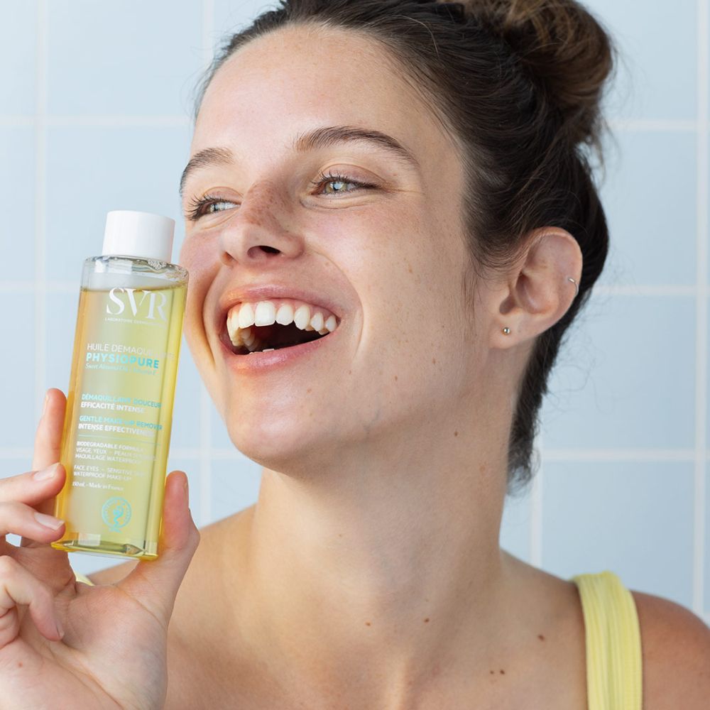 Frau hält eine Flasche SVR Physiopure mit klarem Öl.