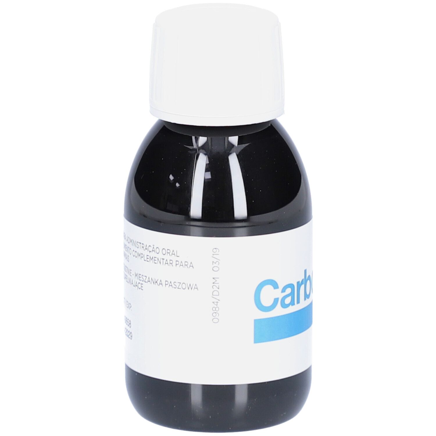 Braune Flüssigkeit in einer Flasche mit weißem Deckel. Aufschrift Carb, blaue Linie.