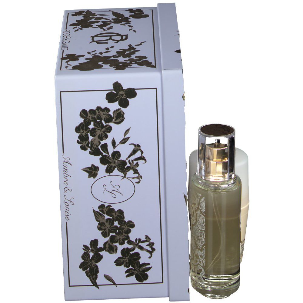 Geschenkset mit Flakon und Deodorant neben einer weißen Schachtel. Die Schachtel hat goldene Blumenmuster und den Markennamen.