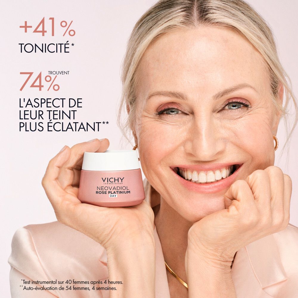 Femme tenant un pot de crème. Texte : +41% tonicité, 74% teint plus éclatant.