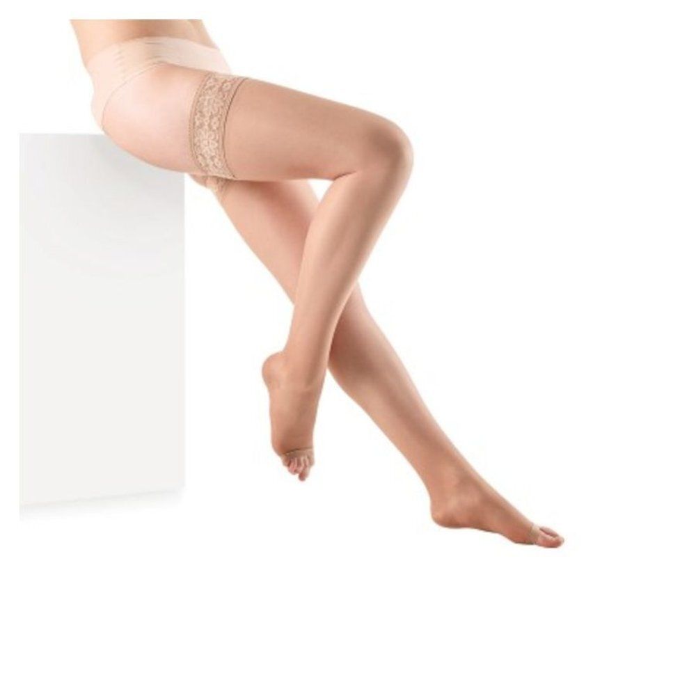 Bas couleur chair avec dentelle sur la cuisse. Personne assise sur un piédestal blanc. Fond blanc.