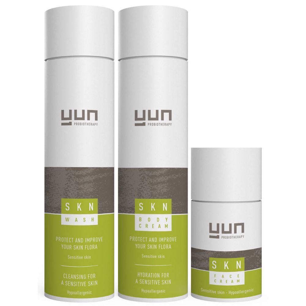 Trois flacons blancs et un petit contenant. YUN SKN Therapy. Gel lavant, crème corps et crème visage.