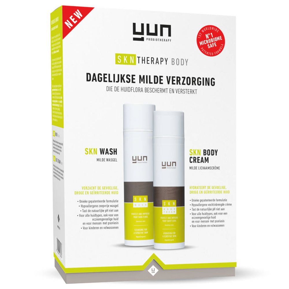 Coffret avec SKN Wash et SKN Body Cream. Flacons blancs, accents marron et vert. Inscription YUN. Label « Nouveau » et « Microbiome Safe ».