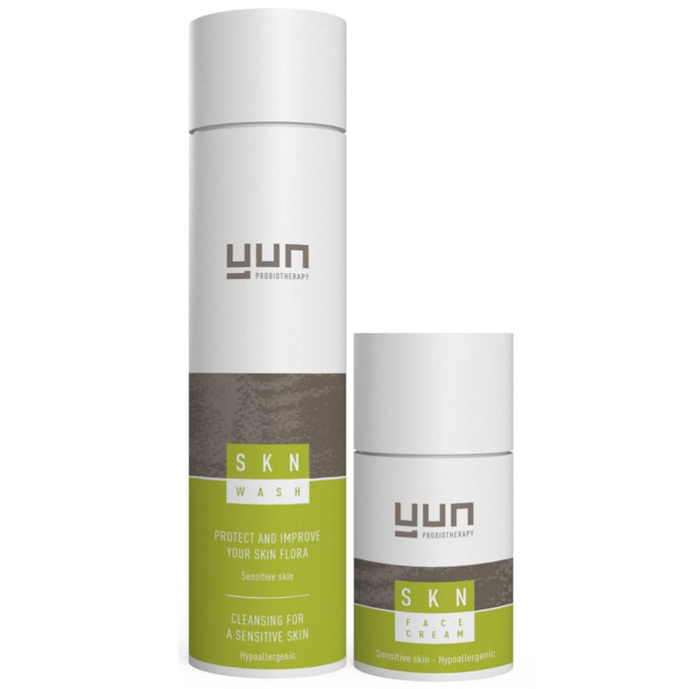 Deux produits cosmétiques : SKN Wash et SKN Face Cream. Blanc, marron et vert. Marque : YUN.