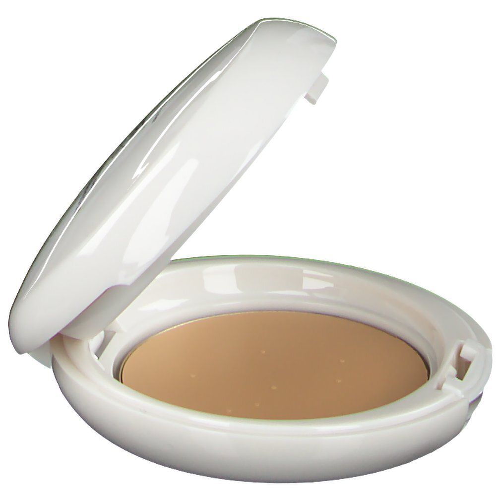 Maquillage compact beige doré dans un boîtier ovale blanc ouvert.