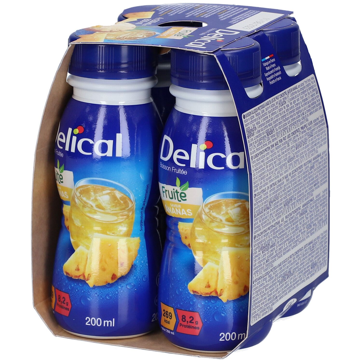 Packung mit vier Flaschen Delical Fruchtdrink Ananas. Blaue Flaschen mit gelbem Etikett und Ananas-Illustration. Kartonverpackung.