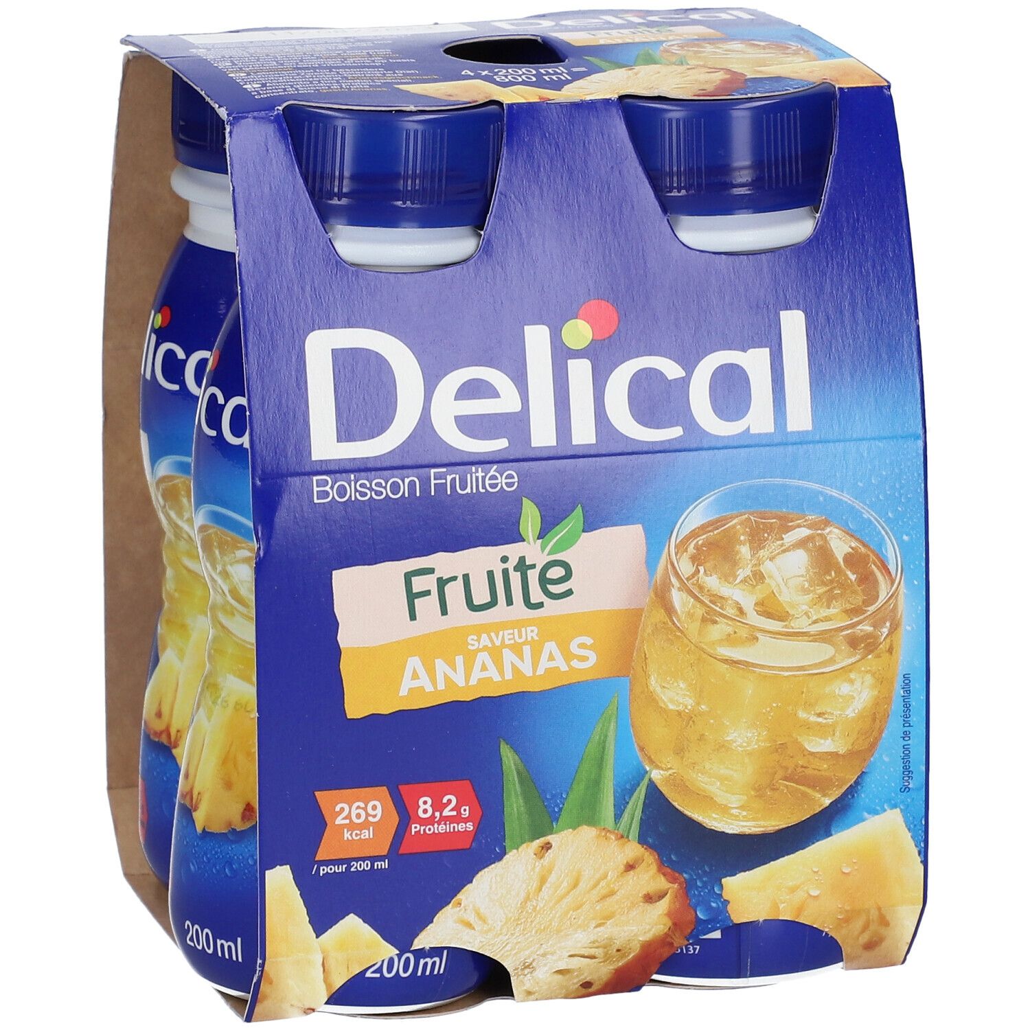 Packung mit vier Flaschen Delical Fruchtdrink Ananas. Blaue Flaschen mit gelbem Etikett und Ananas-Illustration. Kartonverpackung.