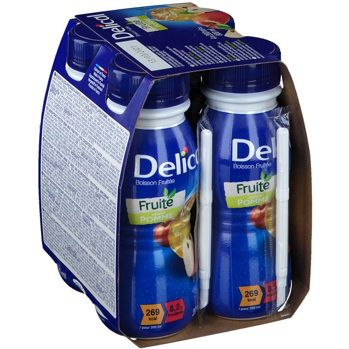 Emballage de quatre bouteilles de boisson fruitée. Bouteilles bleues avec étiquette "Delical". Illustration de pomme. Pailles incluses.
