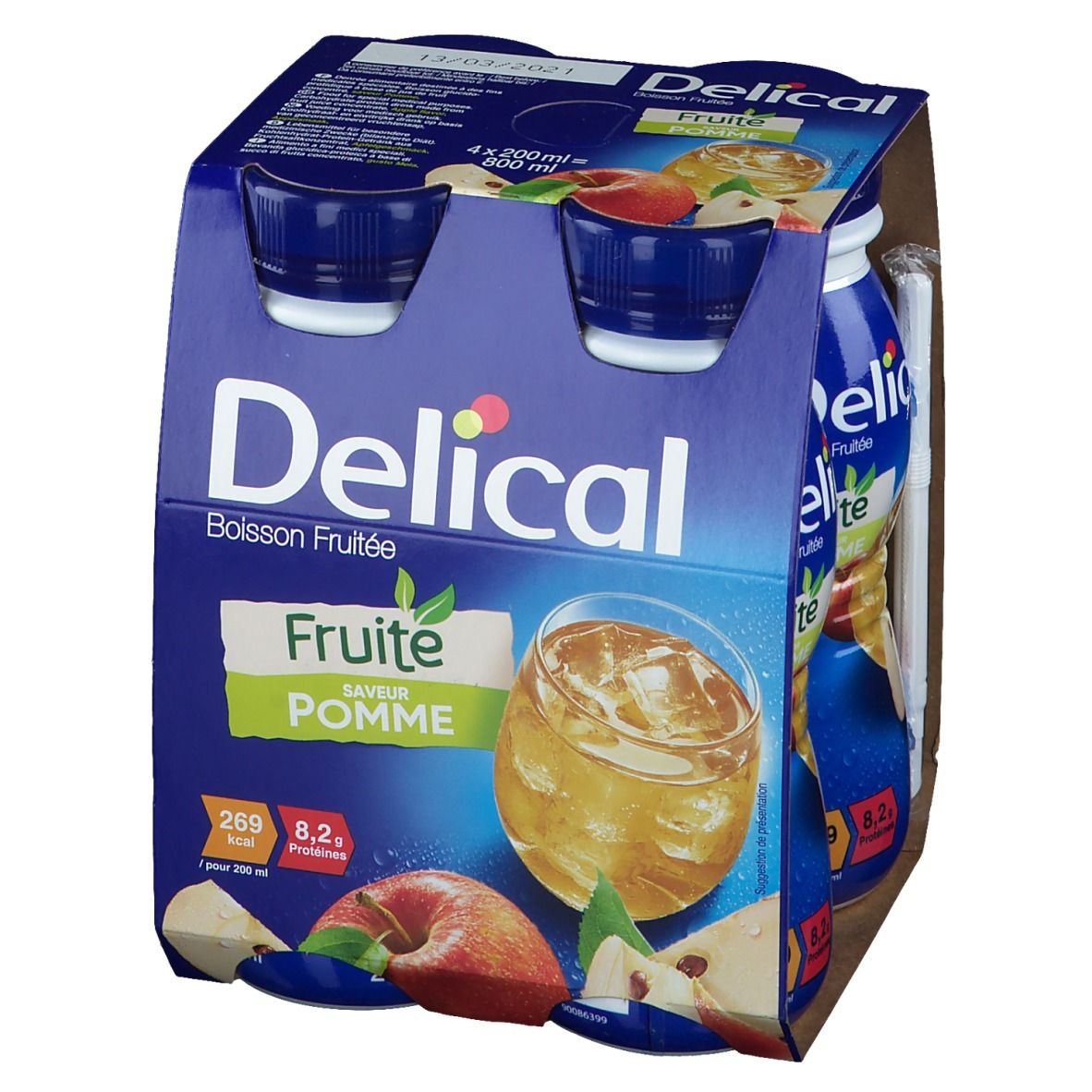 Emballage de quatre bouteilles de boisson fruitée. Bouteilles bleues avec étiquette "Delical". Illustration de pomme. Informations nutritionnelles.