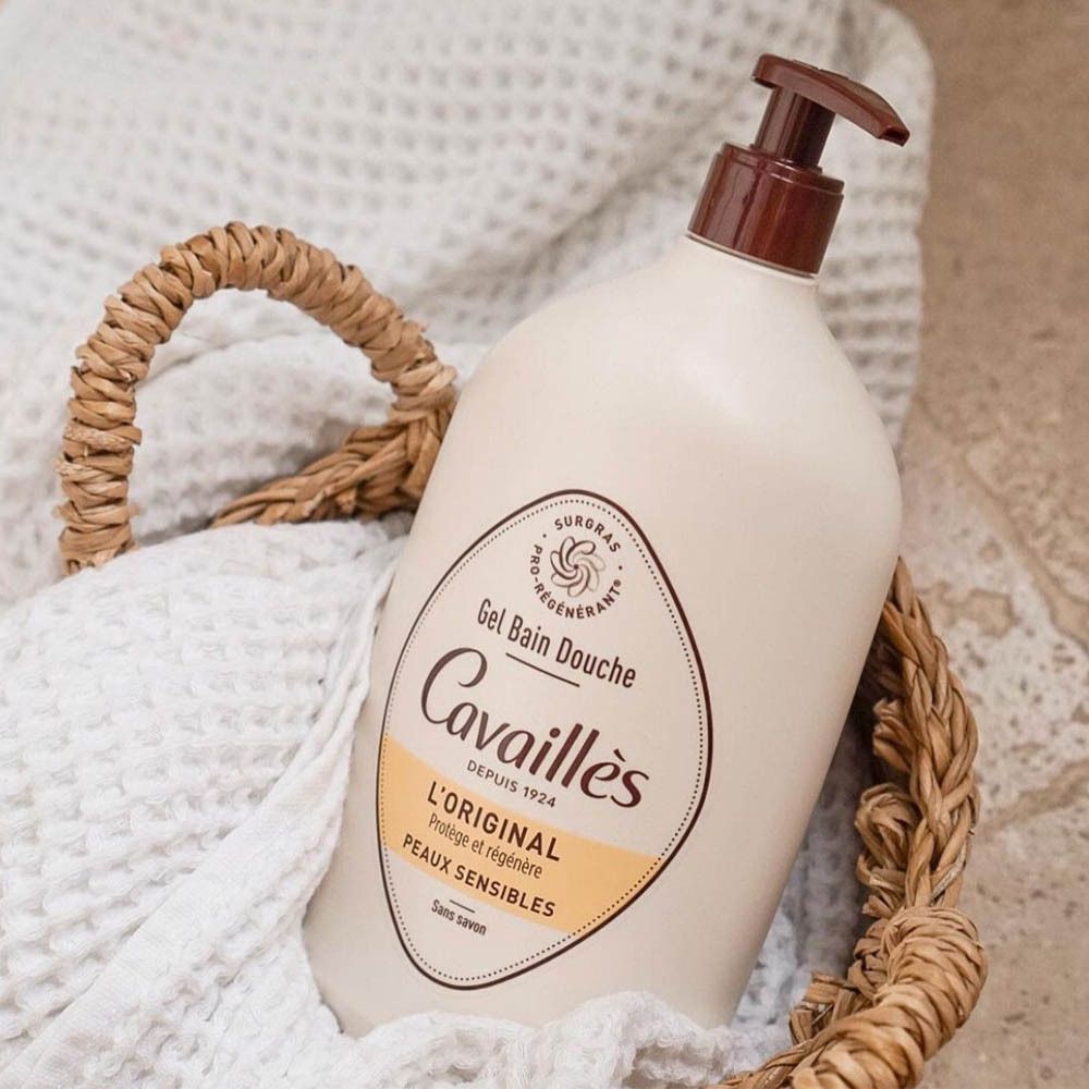 Flacon beige, pompe marron dans un panier. Inscription: Cavaillès, L'ORIGINAL, Peaux sensibles. Gel Bain Douche.