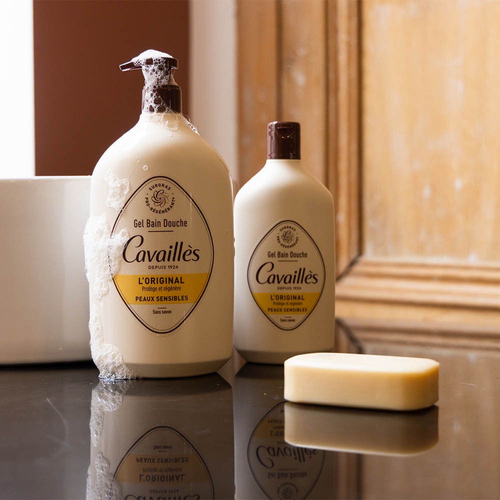 Deux flacons et un savon. Inscription: Cavaillès, L'ORIGINAL, Peaux sensibles. Gel Bain Douche. Mousse.