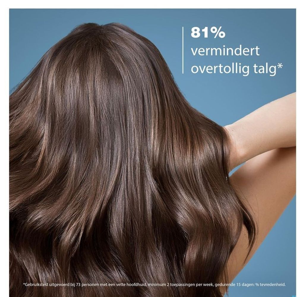 Vue arrière de cheveux brillants. Texte: 81% de sébum en moins.