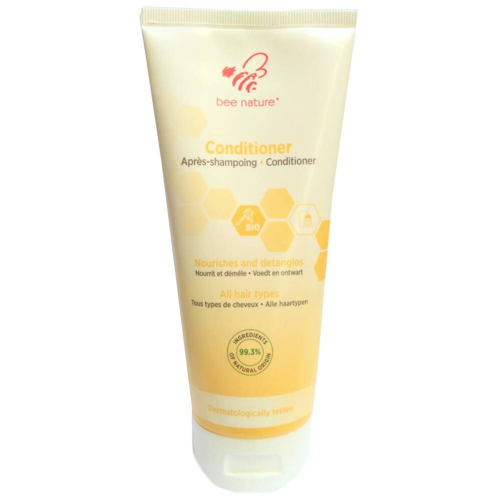 Creme-Tube mit Produktbezeichnung und Logo. Aufschrift: Conditioner. Enthält 99,3% natürliche Inhaltsstoffe.
