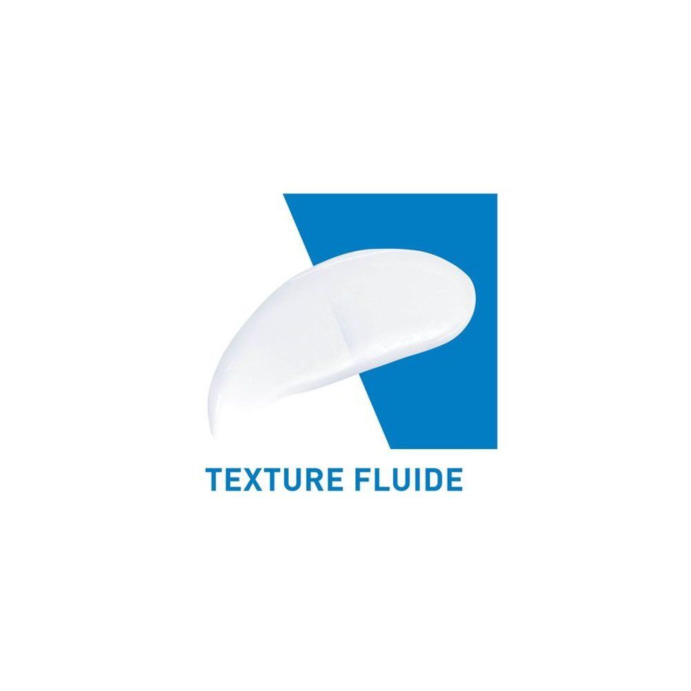Texturprobe einer fluiden Creme auf blauem Hintergrund.