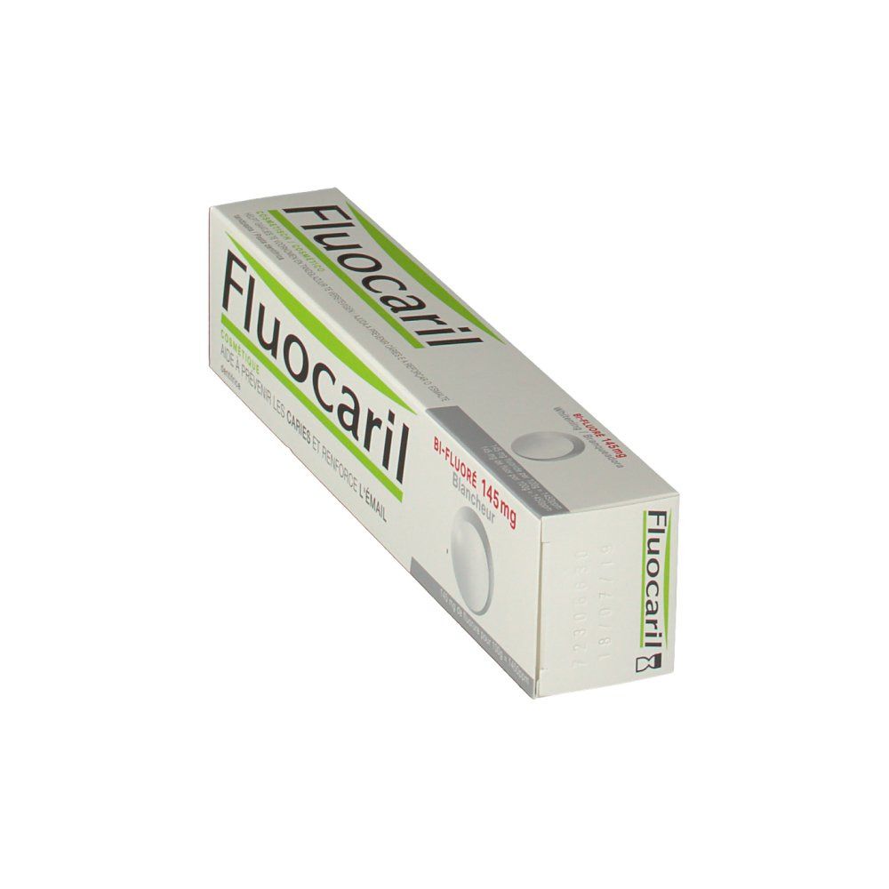 Zahncreme-Schachtel, weiß mit grünem Akzent. Aufschrift Fluocaril. Enthält 145mg Fluorid. Perspektivische Ansicht.